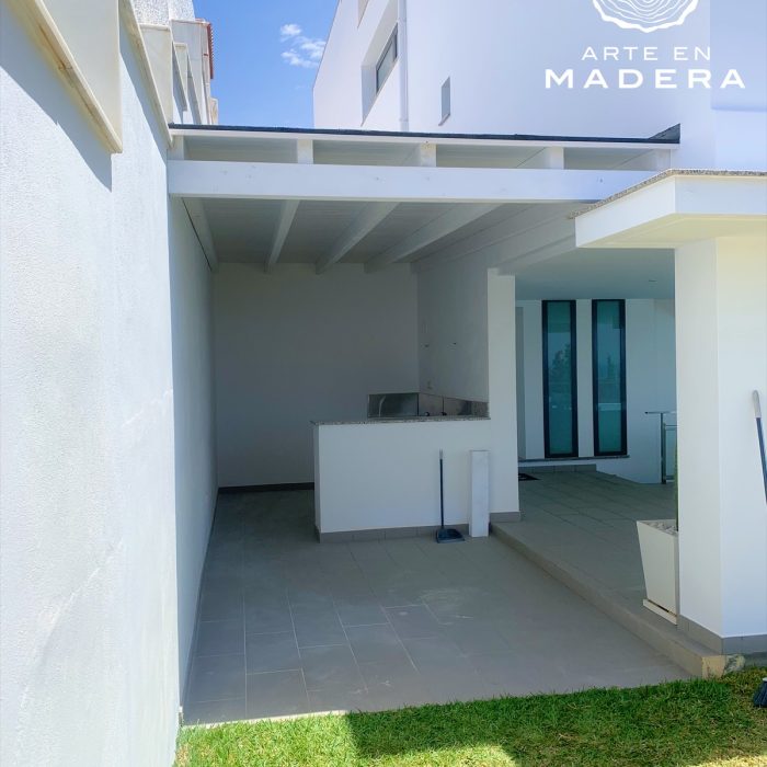 Pérgola de madera con diseño moderno y elegante para tu patio.
